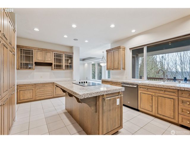 229 SUNSET Dr, Longview, WA 98632