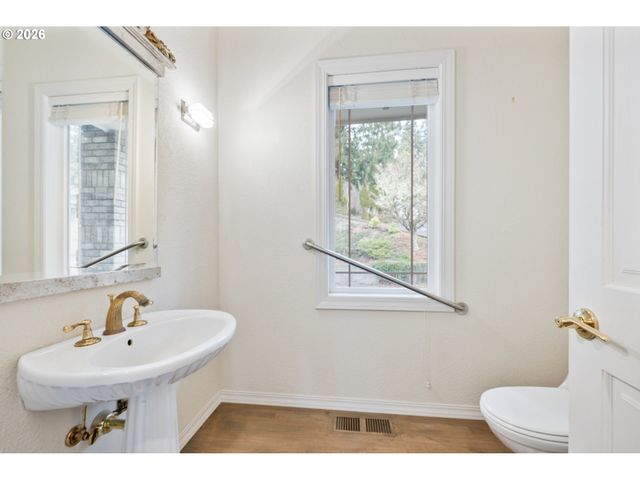 229 SUNSET Dr, Longview, WA 98632