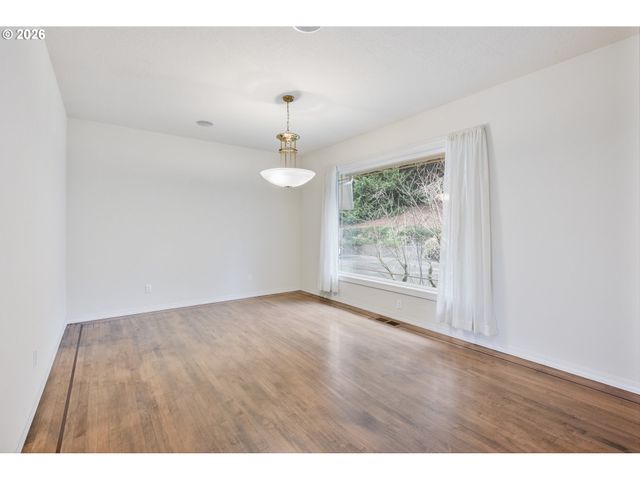 229 SUNSET Dr, Longview, WA 98632