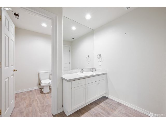 229 SUNSET Dr, Longview, WA 98632