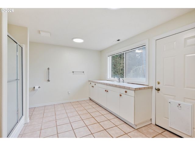 229 SUNSET Dr, Longview, WA 98632