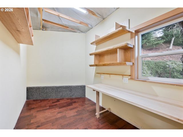 229 SUNSET Dr, Longview, WA 98632