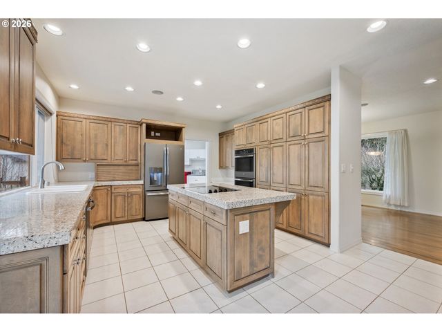 229 SUNSET Dr, Longview, WA 98632