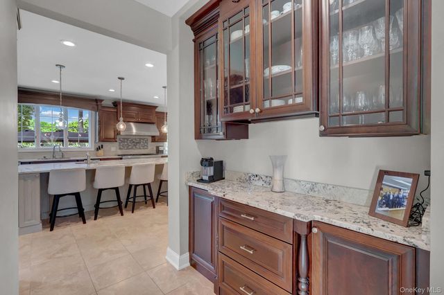 18 Cedar Lane, Setauket, NY 11733