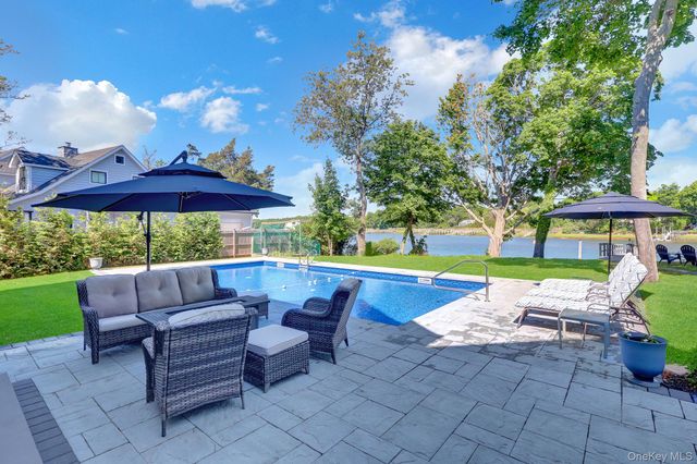 18 Cedar Lane, Setauket, NY 11733