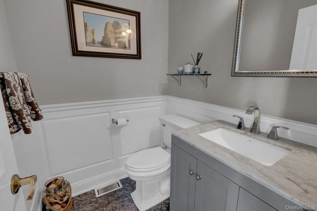 18 Cedar Lane, Setauket, NY 11733