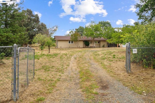 744 Mockingbird Ln, Pleasanton, CA 94566