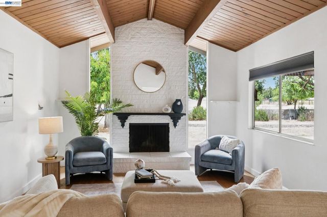 744 Mockingbird Ln, Pleasanton, CA 94566