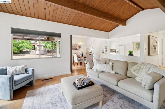 744 Mockingbird Ln, Pleasanton, CA 94566