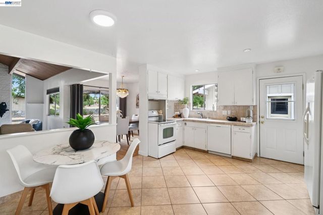 744 Mockingbird Ln, Pleasanton, CA 94566