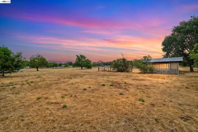 744 Mockingbird Ln, Pleasanton, CA 94566