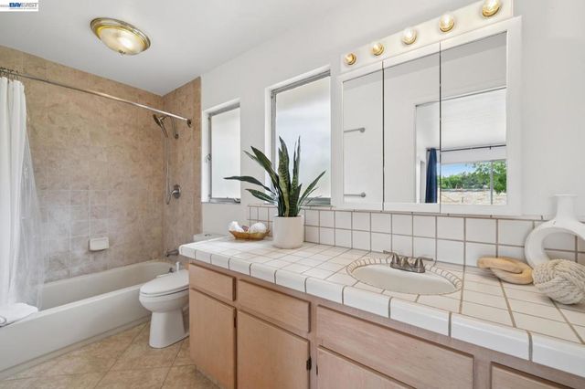 744 Mockingbird Ln, Pleasanton, CA 94566