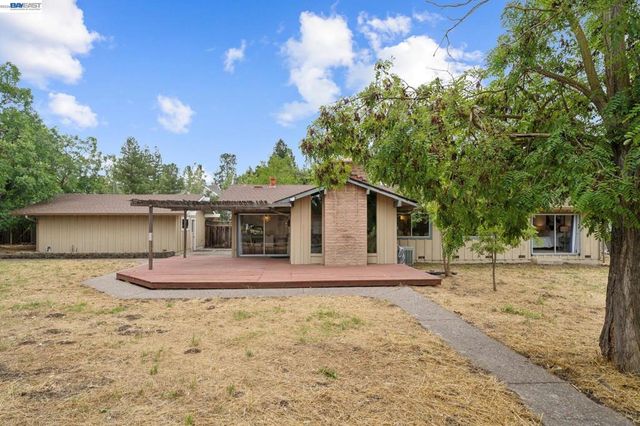 744 Mockingbird Ln, Pleasanton, CA 94566