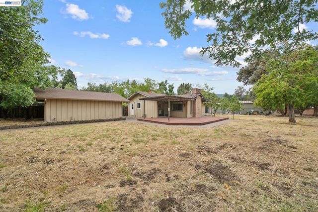 744 Mockingbird Ln, Pleasanton, CA 94566
