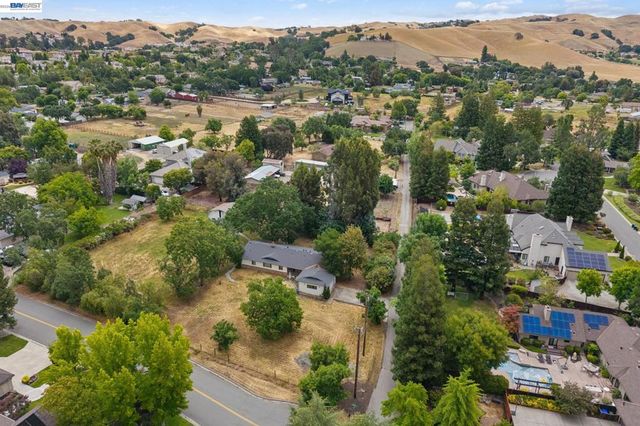 744 Mockingbird Ln, Pleasanton, CA 94566