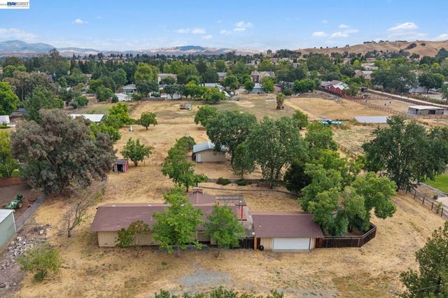 744 Mockingbird Ln, Pleasanton, CA 94566