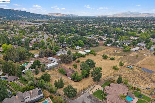 744 Mockingbird Ln, Pleasanton, CA 94566