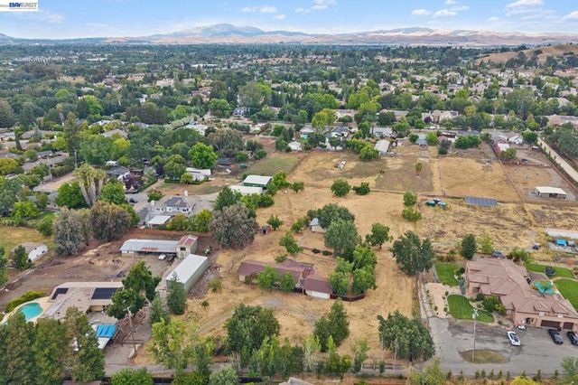 744 Mockingbird Ln, Pleasanton, CA 94566