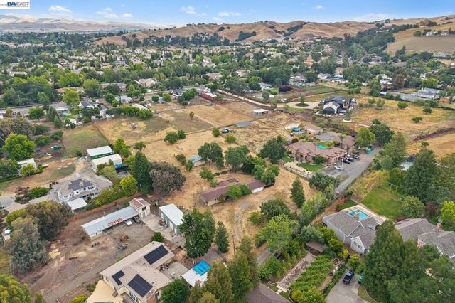 744 Mockingbird Ln, Pleasanton, CA 94566