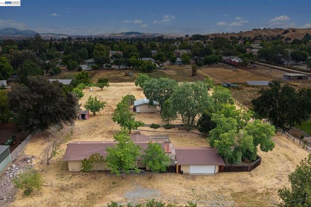 744 Mockingbird Ln, Pleasanton, CA 94566