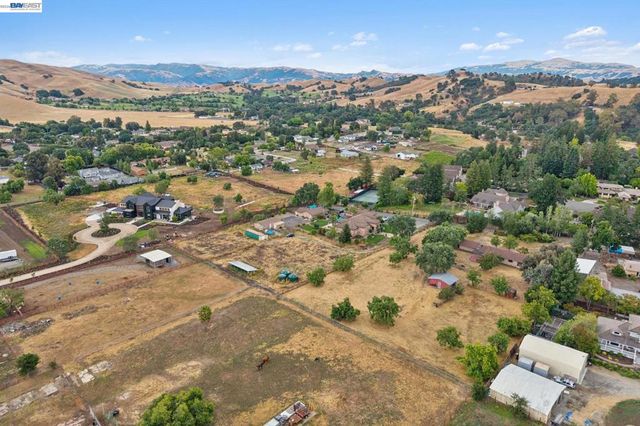 744 Mockingbird Ln, Pleasanton, CA 94566