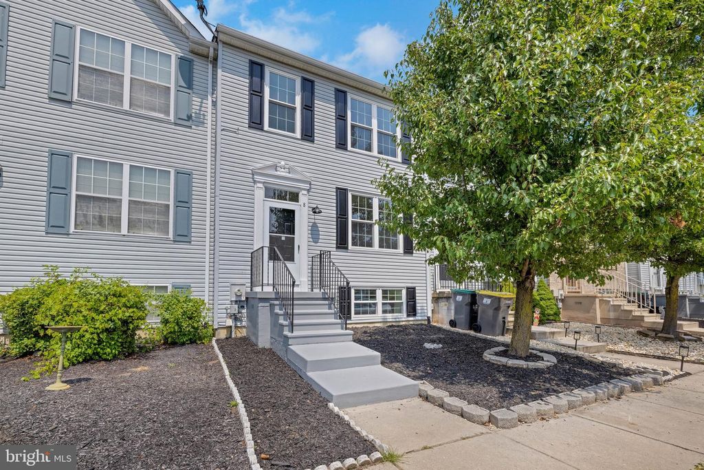 8 VERSAILLES CT, Newark, DE 19702