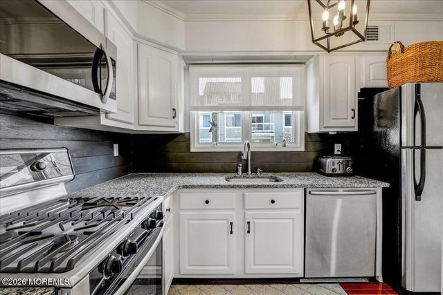 5 Chelsea Court, Parlin, NJ 08859