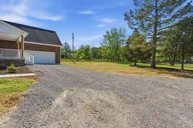 8347 Horseshoe Rd, Cross Plains, TN 37049
