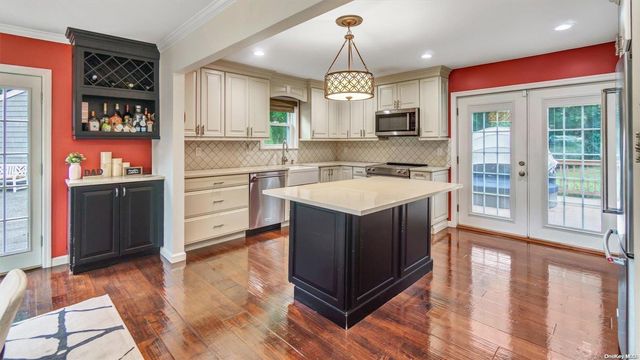 28 Mortimer Place, Eastport, NY 11941