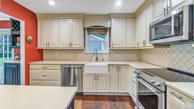 28 Mortimer Place, Eastport, NY 11941