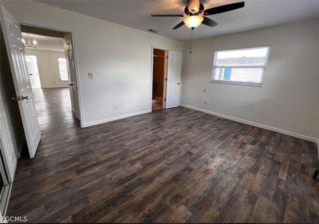 9 Hamlin CT, Lehigh Acres, FL 33936
