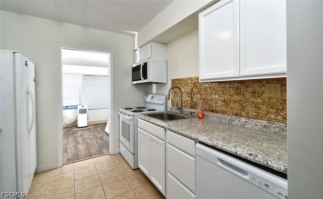 9 Hamlin CT, Lehigh Acres, FL 33936