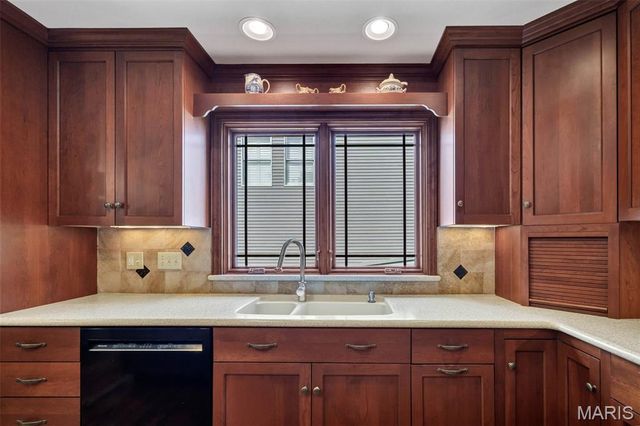 2359 Fairoyal Drive, St Louis, MO 63131