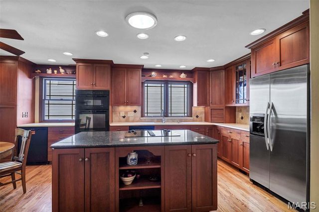 2359 Fairoyal Drive, St Louis, MO 63131