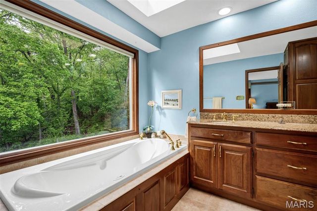 2359 Fairoyal Drive, St Louis, MO 63131