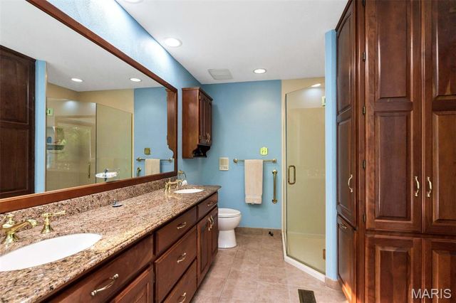 2359 Fairoyal Drive, St Louis, MO 63131