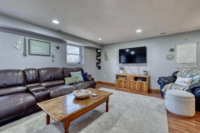 W189N5050 Crest View TERRACE, Menomonee Falls, WI 53051