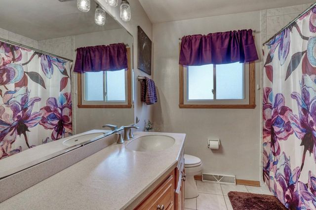 W189N5050 Crest View TERRACE, Menomonee Falls, WI 53051