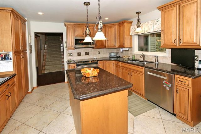 928 Oak Terrace Court, Fenton, MO 63026