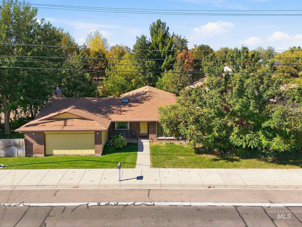 1015 N Maple Grove Rd, Boise, ID 83704 photo 3