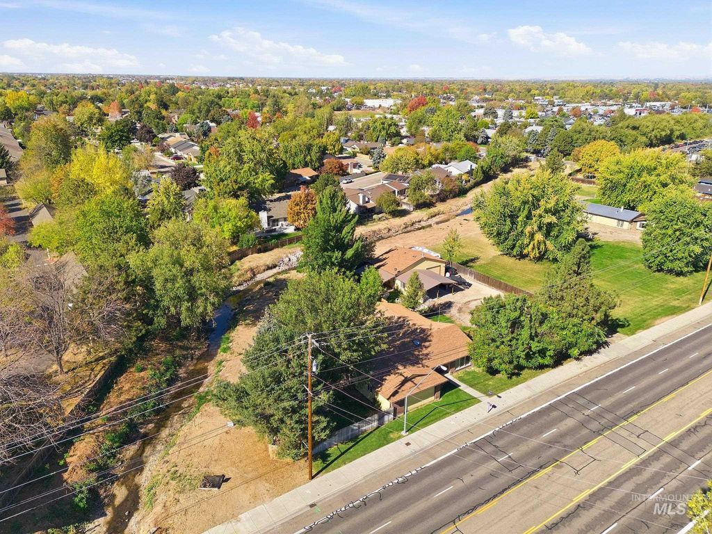 1015 N Maple Grove Rd, Boise, ID 83704 photo 4