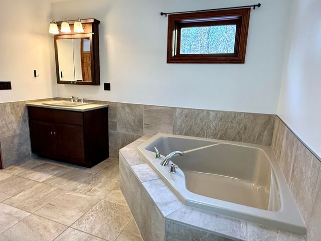 17 Woodland Hills Drive, Morrisonville, NY 12962