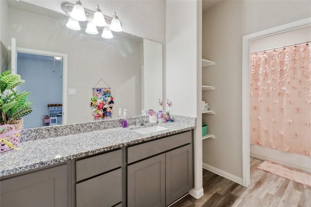 2163 Twin Lakes Boulevard, West Columbia, TX 77486
