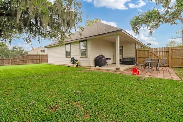 2163 Twin Lakes Boulevard, West Columbia, TX 77486