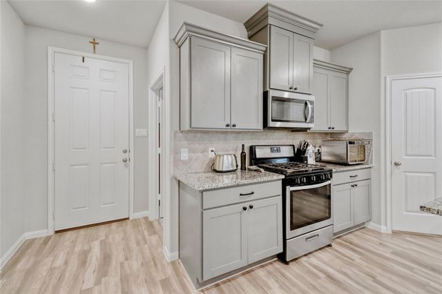 2163 Twin Lakes Boulevard, West Columbia, TX 77486