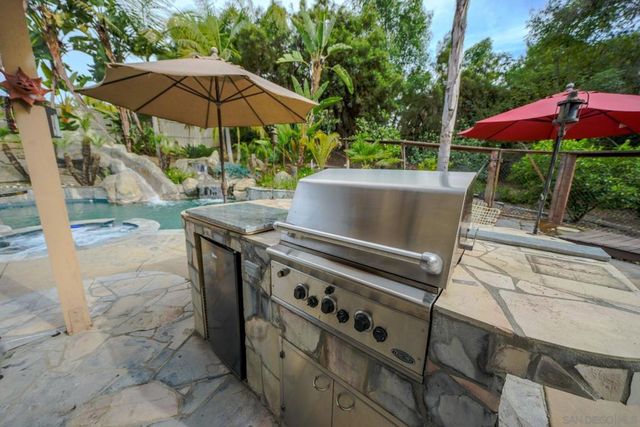 2889 Camden Dr, Vista, CA 92081