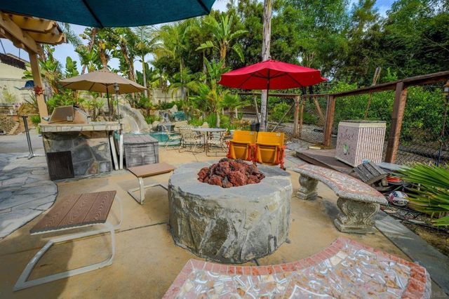 2889 Camden Dr, Vista, CA 92081