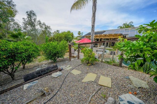 2889 Camden Dr, Vista, CA 92081