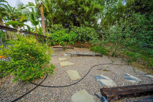 2889 Camden Dr, Vista, CA 92081