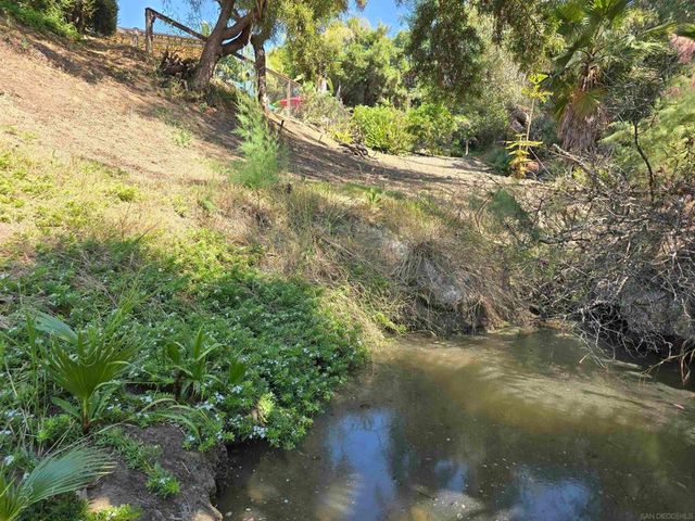2889 Camden Dr, Vista, CA 92081